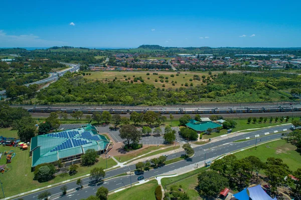 澳大利亚新南威尔士州坎贝尔镇和Hj Daley图书馆的空中景观 — 图库照片