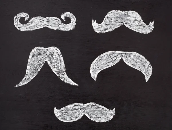 Uppsättning Vita Mustascher Hand Dras Med Krita Svarta Tavlan Movember — Stockfoto