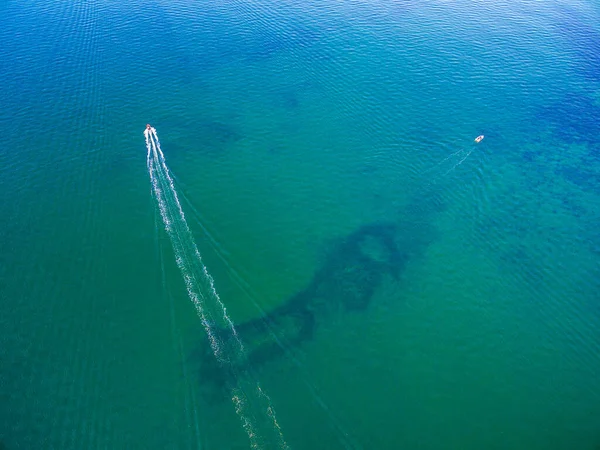 Deux Petits Bateaux Pêche Naviguant Travers Eau Turquoise Peu Profonde — Photo