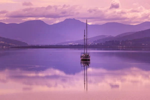 Velero Reflejándose Aguas Tranquilas Del Río Amanecer Púrpura — Foto de Stock