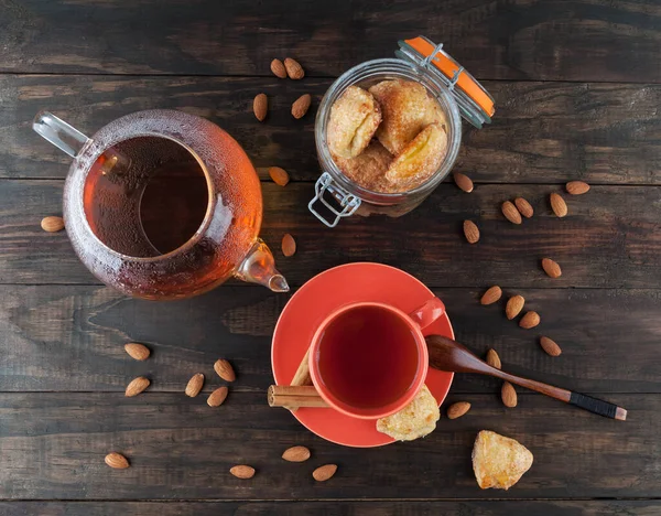 Kavanozda Süzme Peynirli Kurabiye Çay Fincanı Çaydanlıkta Siyah Çay Üst — Stok fotoğraf