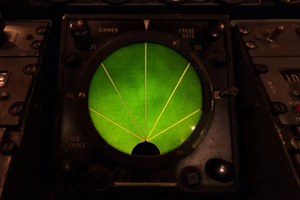 Sluiten Van Groen Gloeiend Vliegtuig Radar Meter Display — Stockfoto