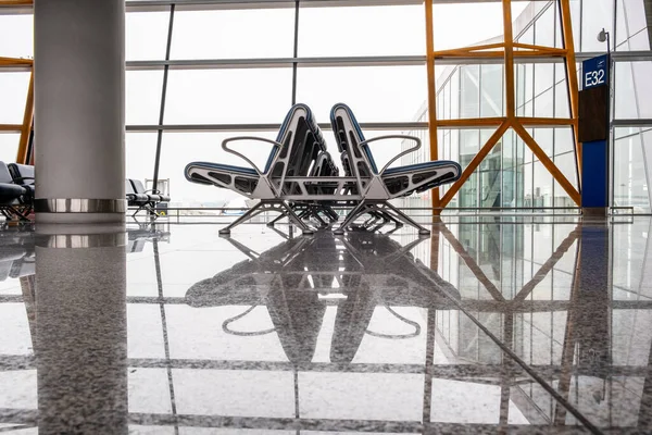 Lege Stoelen Reflecteren Marmeren Vloer Luchthaventerminal — Stockfoto