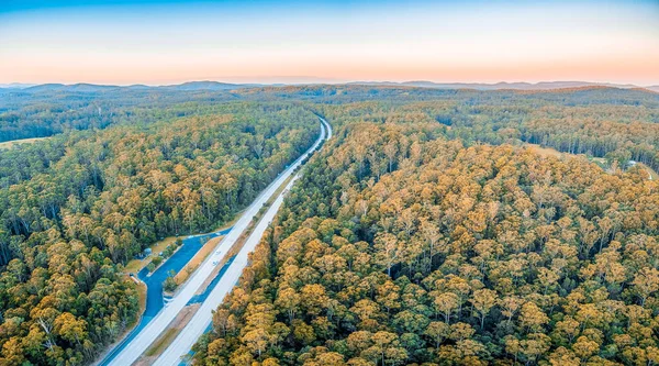 Autostrada Przechodząca Przez Rodzimy Las Obszarach Wiejskich Zachodzie Słońca — Zdjęcie stockowe