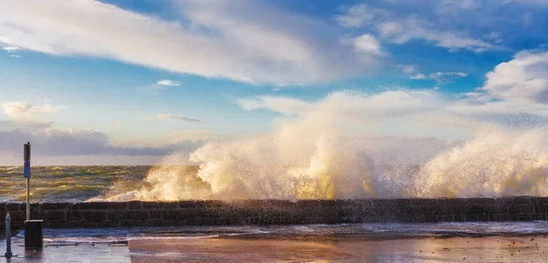 Große Wellen Brechen Auf Dem Mornington Pier Zusammen Und Leuchten — Stockfoto