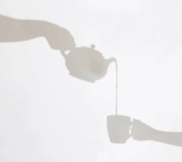 Zarte Schatten Einer Teekanne Die Flüssigkeit Eine Tasse Gießt Die — Stockfoto