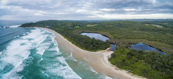 Lautan Pantai Bawah Langit Murung Pemandangan Udara — Stok Foto