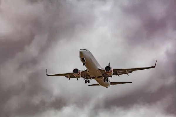 オーストラリア メルボルン 2017年1月2日 背景に嵐の雲と一緒に着陸する準備をしている空の低い旅客機 — ストック写真