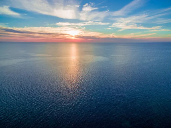 Minimalist Deniz Manzaralı Gün Batımı Sakin Denizin Üzerinde Güneş Batıyor — Stok fotoğraf