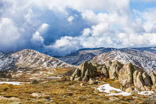 Πέτρες Βουνοκορφές Και Όμορφα Σύννεφα Των Αυστραλιανών Άλπεων — Φωτογραφία Αρχείου