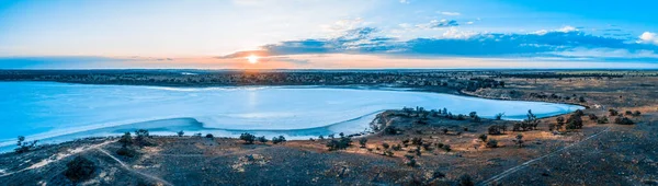 Australische Woestijn Ondiep Zoutmeer Bij Zonsondergang Breed Panoramisch Landschap Vanuit — Stockfoto