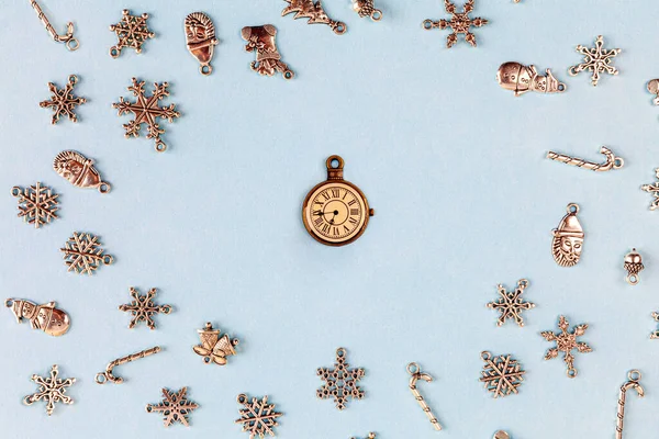 Décorations Noël Disposées Autour Une Montre Vintage Sur Fond Bleu — Photo