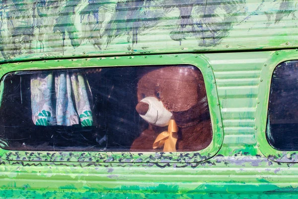 Beruang Teddy Coklat Melihat Keluar Dari Jendela Retro Dicat Karavan — Stok Foto