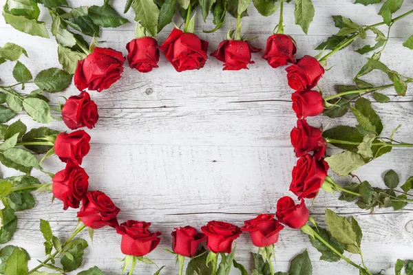 Banda Czerwonych Róż Tworzących Okrąg Białym Rustykalnym Drewnianym Stole Widok — Zdjęcie stockowe