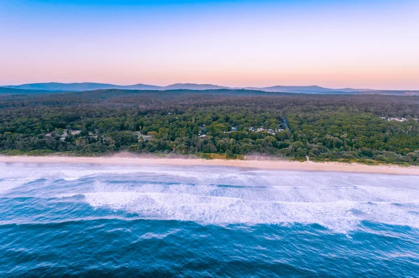 Luftbild Von Meereswellen Die Die Küste Und Küstenvegetation Spülen Mit — Stockfoto