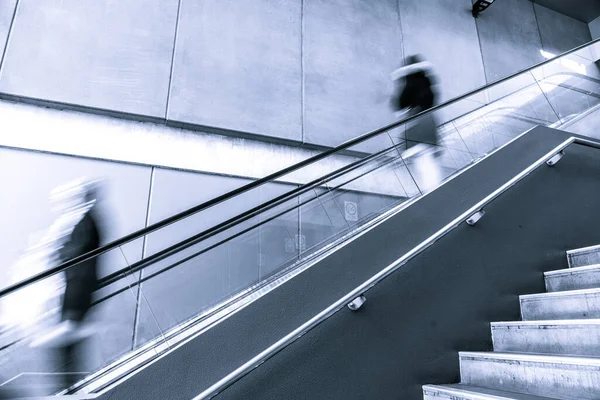 Movimento Turvo Pessoas Descer Uma Escada Rolante — Fotografia de Stock