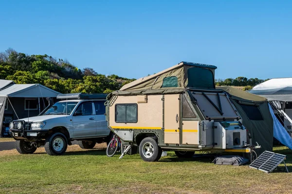 Güney Avustralya 'daki bir tatil parkında dört tekerlekli araçla off road karavanı.