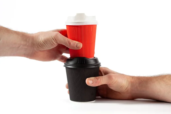 男性手はコピースペースと白い背景に積層プラスチックコーヒーカップを保持 — ストック写真