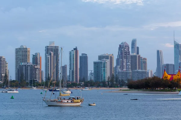 Veleros Amarrados Río Nerang Con Edificios Gran Altura Fondo Southport — Foto de Stock