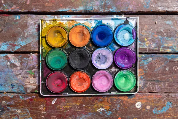 Kijkend Naar Het Gebruikte Aquarelpalet Een Tafel — Stockfoto