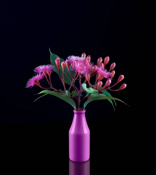 Vacker Bukett Med Lila Eukalyptus Blommor Och Knoppar Lila Flaska — Stockfoto