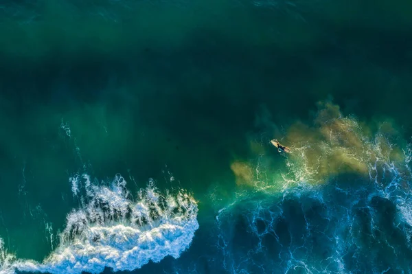 Einsamer Surfer Rudert Auf Seinem Surfbrett Zwischen Wellen Bei Sonnenuntergang — Stockfoto