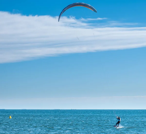 Melbourne Austrália Agosto 2019 Kite Surfista Praticando Dia Ensolarado Oceano — Fotografia de Stock