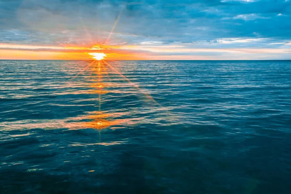 Glowing Sunset Set Calm Bay Water — Stock Photo, Image