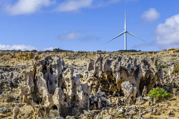 Еродовані Скельні Утворення Вітрові Турбіни Концепція Відновлюваної Енергетики Збереження Землі — стокове фото