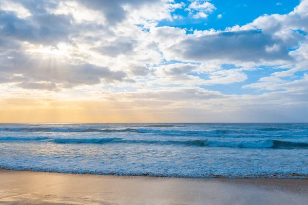 Paisaje Marino Las Ondas Oceánicas Los Rayos Solares Vista Panorámica —  Fotos de Stock