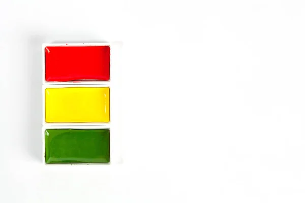 コピースペースと白の背景に赤黄色と緑の固体水彩画パン — ストック写真
