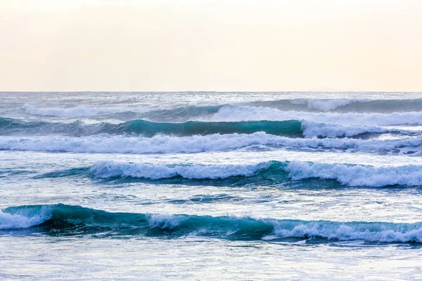 Grandes Ondas Oceânicas Pôr Sol Paisagem Marinha Minimalista — Fotografia de Stock