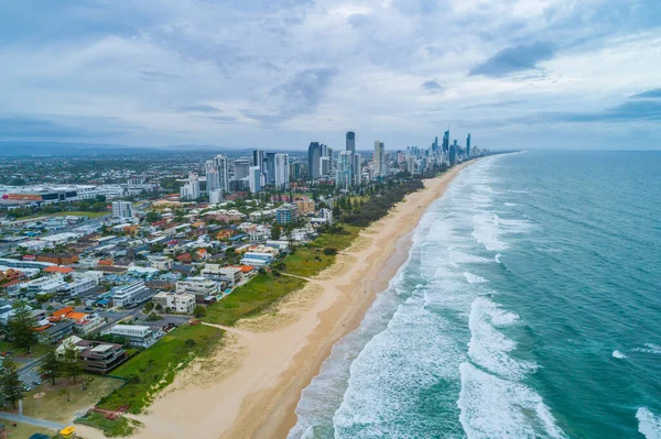 Denizkızı plajının ve Altın Sahil şehrinin gökyüzü manzarası. Gold Coast, Queensland, Avustralya
