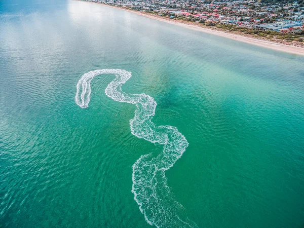 Vista Aérea Jet Ski Fazendo Ziguezagues Água Perto Praia — Fotografia de Stock