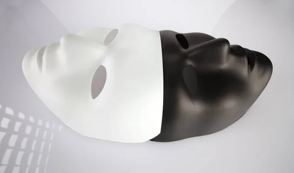 Máscaras Preto Branco Juntaram Fundo Reflexivo Branco Vista Larga Ângulo — Fotografia de Stock