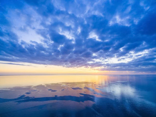 Matahari Terbenam Atas Laut Langit Biru Matahari Dan Air Halus — Stok Foto