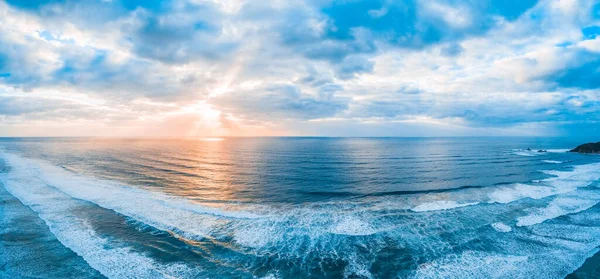 海の波の上の景色の夕日 美しい風景パノラマ — ストック写真