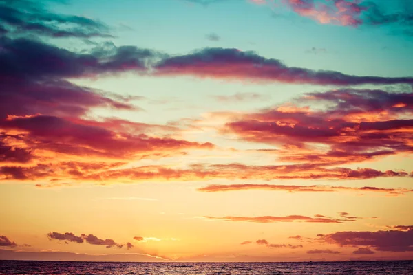 Прекрасний Сяючий Захід Сонця Над Водою Нічого Крім Хмар Світла — стокове фото