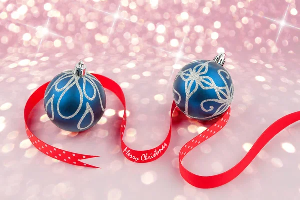 Kerstballen Met Rood Gestippeld Lint Bokeh Achtergrond Met Fakkels — Stockfoto