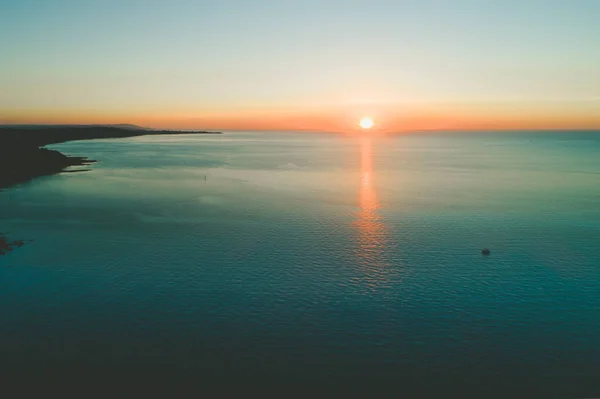 Ensam Båt Det Stora Havet Nära Kusten Vid Solnedgången Flygfoto — Stockfoto