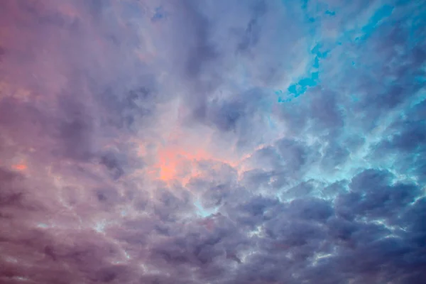 Nuvens Azuis Roxas Coloridas Pelo Belo Pôr Sol — Fotografia de Stock