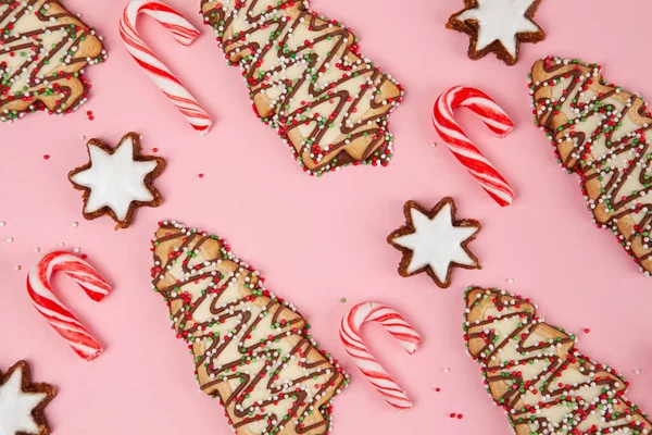 Closeup Van Kerstmis Zoete Dessert Koekjes Snoep Stokjes Roze Achtergrond — Stockfoto