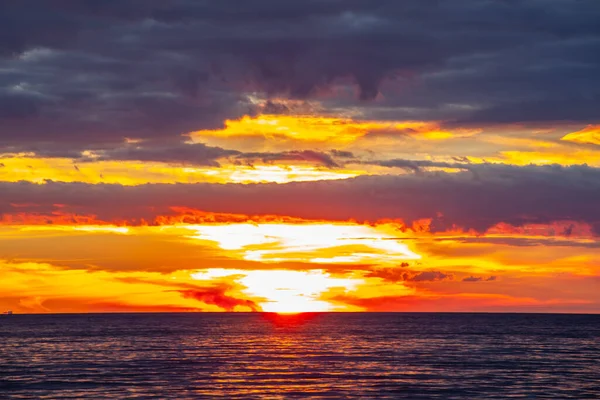 Tramonto Incandescente Ardente Sull Oceano — Foto Stock