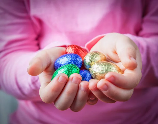 Дети Держат Руках Шоколадные Пасхальные Яйца Завернутые Красочную Фольгу Копировальным — стоковое фото