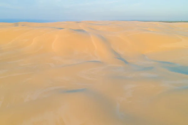 Dunas Areia Perto Oceano Nascer Sol Com Espaço Cópia — Fotografia de Stock