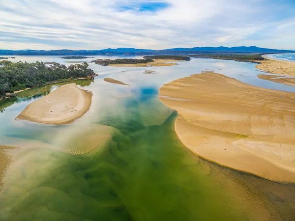 Vista Aérea Foz Rio Wallagaraugh Água Azul Turquesa Rasa Areia — Fotografia de Stock