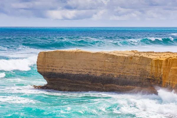 Afloramiento Rocoso Piedra Caliza Que Extiende Grandes Olas Oceánicas Vista —  Fotos de Stock