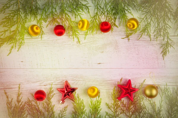 Gloeiende Kerstballen Sparren Takken Wit Houten Tafelblad Uitzicht — Stockfoto