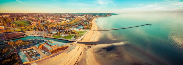 Frankston yat kulübü, yaya köprüsü ve gün batımında rıhtımın geniş hava manzarası. Melbourne, Avustralya