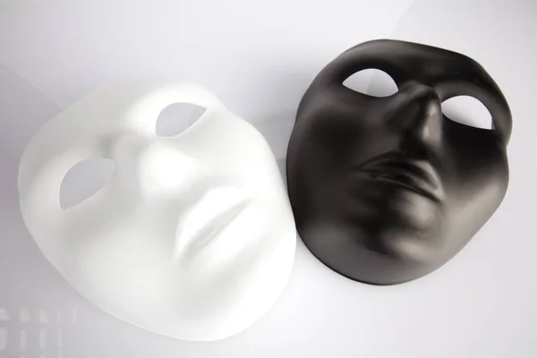 Schwarz Weiße Masken Auf Weißer Oberfläche Nach Oben Schauen — Stockfoto